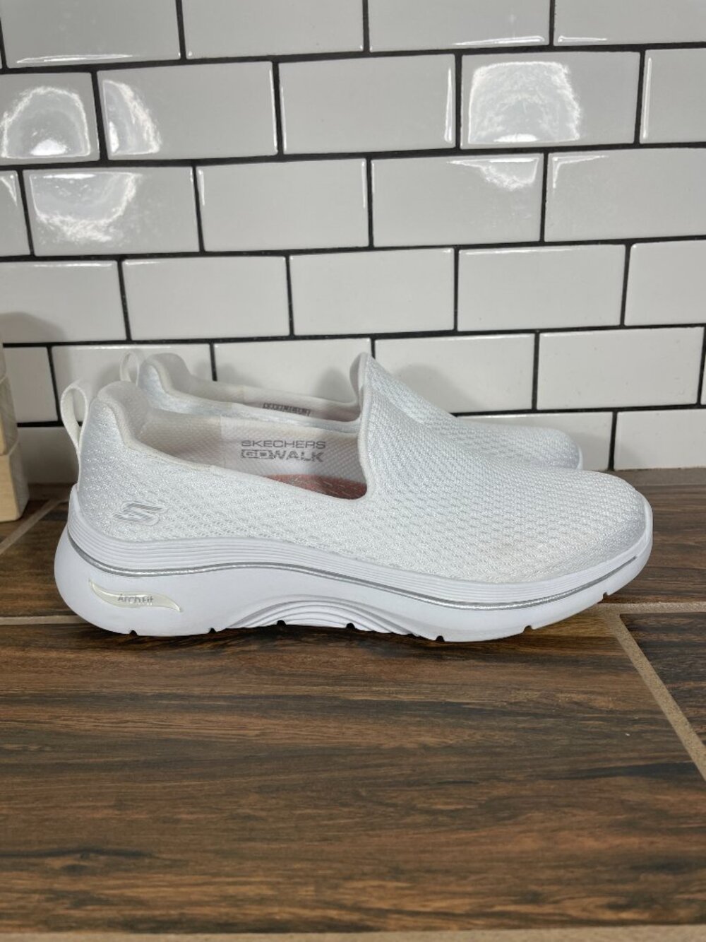 Skechers GO Walk Arch Fit 2.0 Saida Shoes Womens Size 6 White Slip On Sneakers - Picture 3 of 13